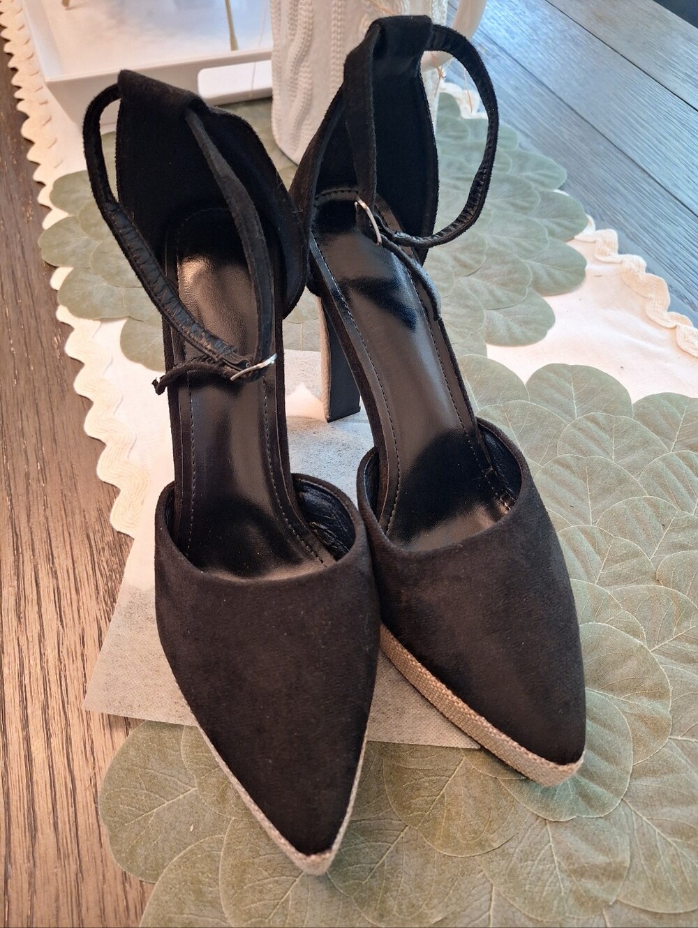Source Unknown Black Pointed-Toe Ankle-Strap Heels with Metallic Trim